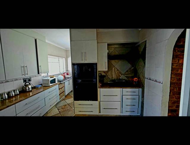 5 BEDROOM HOUSE TO LET IN DEL JUDOR EXT 4